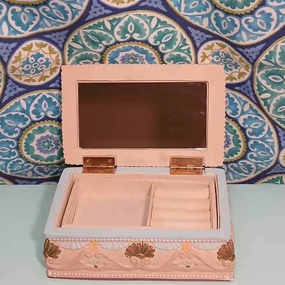 Vintage Sculpted Resin Jewelry Box With Cherub Design - Picture 2 of 14